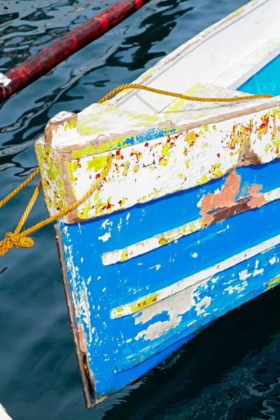 Velho proa suja de um barco no porto como resumo — Fotografia de Stock