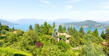 İtalya manzara Panoraması göl ve dağ içinde 