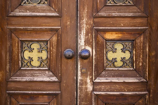 Деревянные стеклянные двери caronno varesino varese italy — стоковое фото