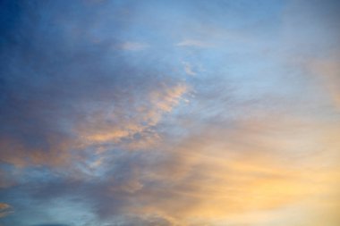 renkli gökyüzü güneşin ışığında  