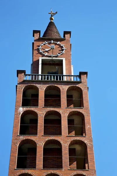 En castellanza pared y campana de iglesia soleado — Foto de Stock