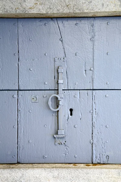 Villadosia   brown knocker in a  door   lombardy italy — Stock Photo, Image