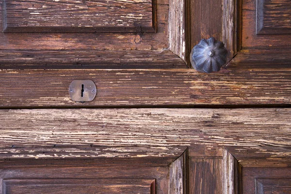 Latón golpeador marrón puerta de cristal caronno varesino varese italia — Foto de Stock