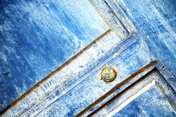 Despojado pintar a madeira azul e enferrujado — Fotografia de Stock