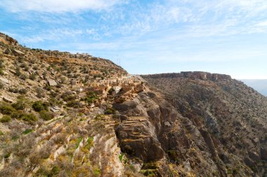 Umman dağda eski terk edilmiş köy evi ve cl kemer