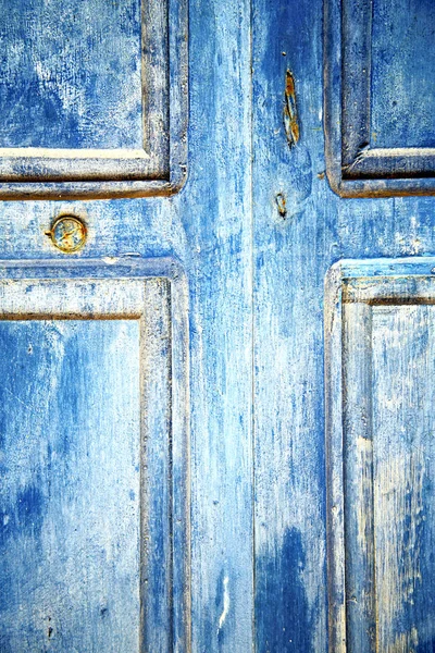 Vuil ontdaan van de blauwe houten deur — Stockfoto