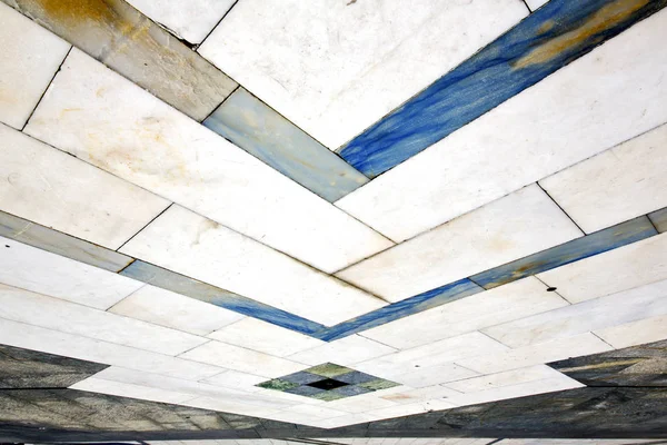 Direzione sanpietrini busto arsizio pavimentazione di marmo — Foto Stock