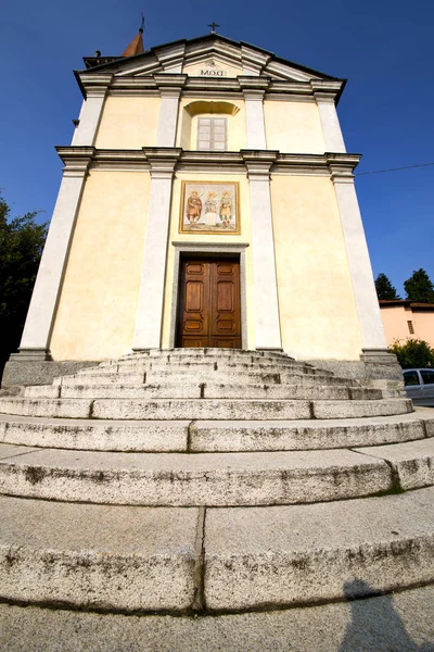 Lombardía el cadrezzate antigua iglesia cerrada torre de ladrillo — Foto de Stock