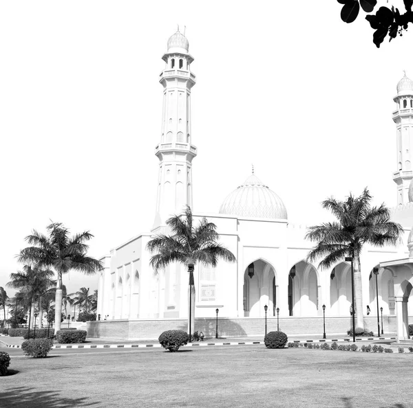 W oman, muscat stary minaret Meczetu i religia w czyste niebo — Zdjęcie stockowe