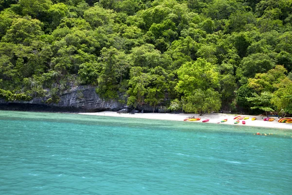 Bootsküste mit grüner Lagune und thailändischem Kho — Stockfoto