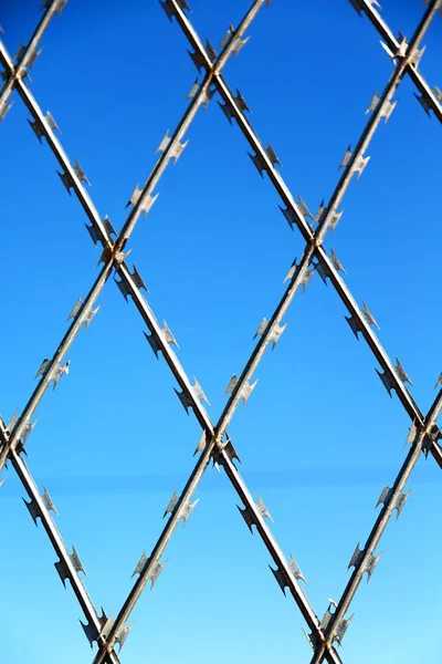 Arame farpado abstrato no céu claro — Fotografia de Stock