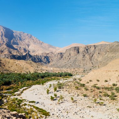 Umman eski dağ gorge ve kanyon derin bulutlu gökyüzü 