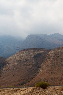 Umman eski dağ gorge ve kanyon derin bulutlu gökyüzü 
