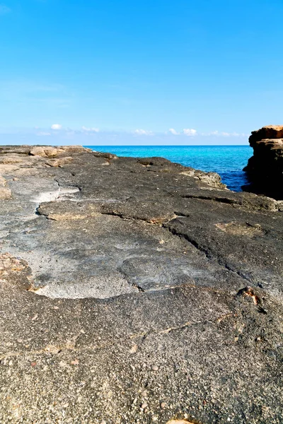 在阿曼海岸线的海海洋海湾岩和海滩放松附近天空 — 图库照片