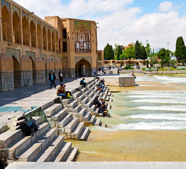 In iran il vecchio ponte e il fiume — Foto Stock