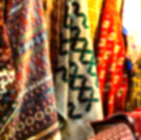 In iranischem Schal in einer Marktstruktur — Stockfoto