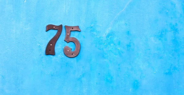 Doku arka plan gibi bir duvar ev numarası — Stok fotoğraf