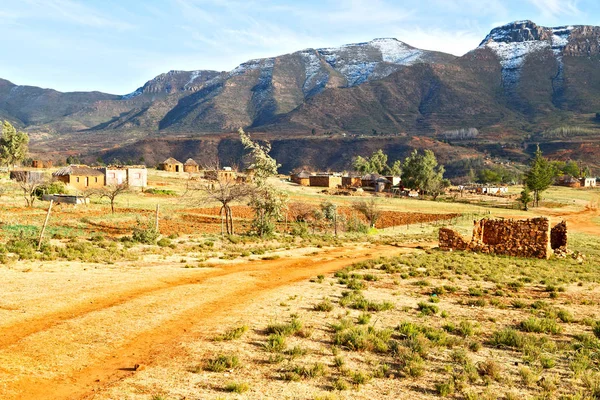In lesotho  street village near  mountain — Stock Photo, Image