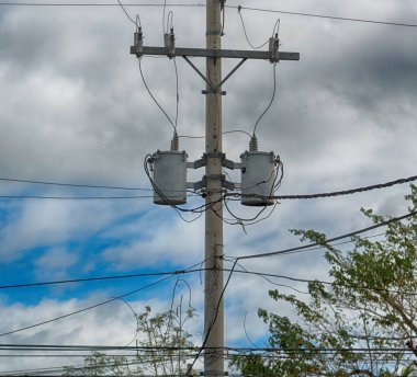 trafo ve tel bulutlu gökyüzü ile bir elektrik direği