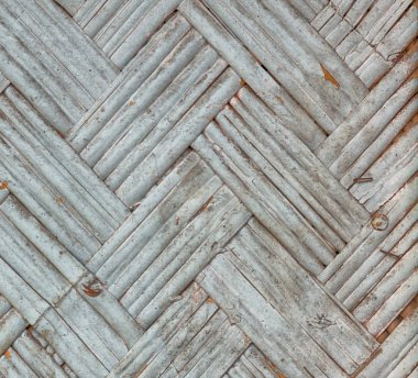 bir duvar inşa üzerinde hasır bambu