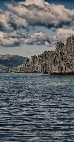 Desde un barco en hermosa costa panorámica mar y roca — Foto de Stock