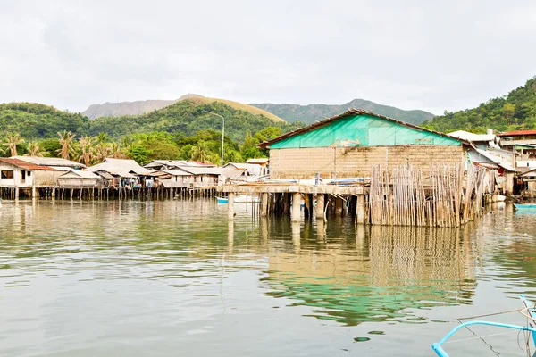 Casa en la barriada para los pobres — Foto de Stock