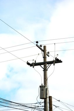 trafo ve tel bulutlu gökyüzü ile bir elektrik direği