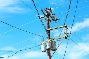 trafo ve tel bulutlu gökyüzü ile bir elektrik direği