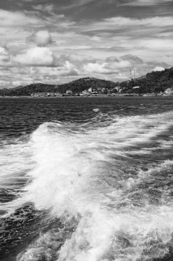   Tekne ve Pasifik Okyanusu görünümünden   