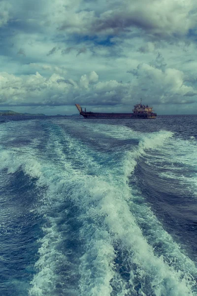 Tekne ve Pasifik Okyanusu görünümünden — Stok fotoğraf