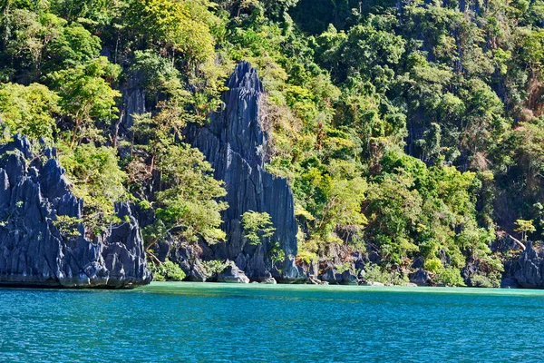 Från en båt i vackra panorama kustlinje havet och rock — Stockfoto