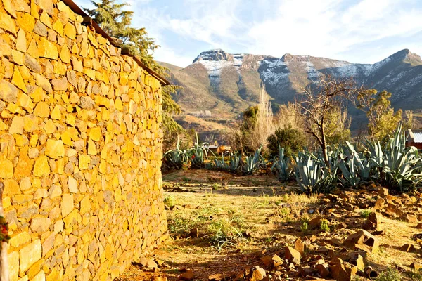 I lesotho street by nära mountain — Stockfoto