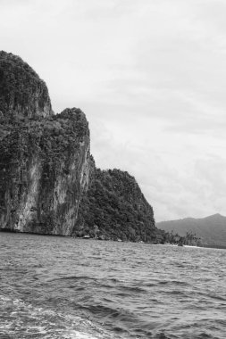  Tekne ve Pasifik Okyanusu görünümünden