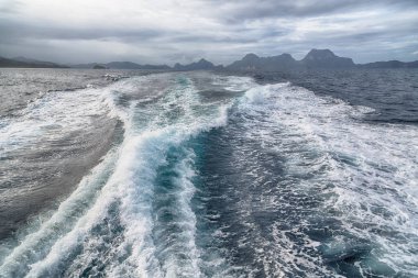   Tekne ve Pasifik Okyanusu görünümünden   