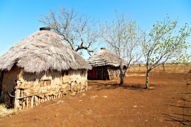  Lesotho sokak köyde avlu yakınındaki