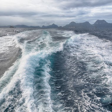   Tekne ve Pasifik Okyanusu görünümünden   
