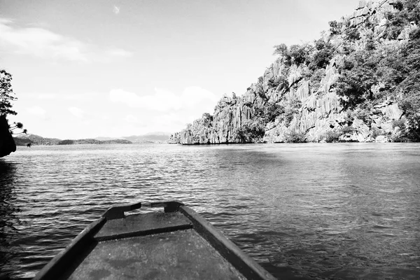 С лодки в красивой панораме побережья моря и скалы — стоковое фото