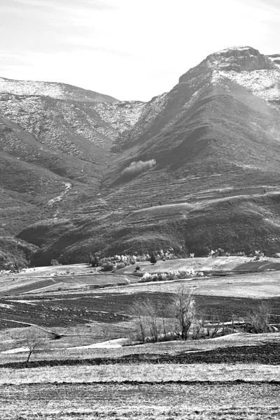 Nel villaggio di strada del Lesotho vicino alla montagna — Foto Stock