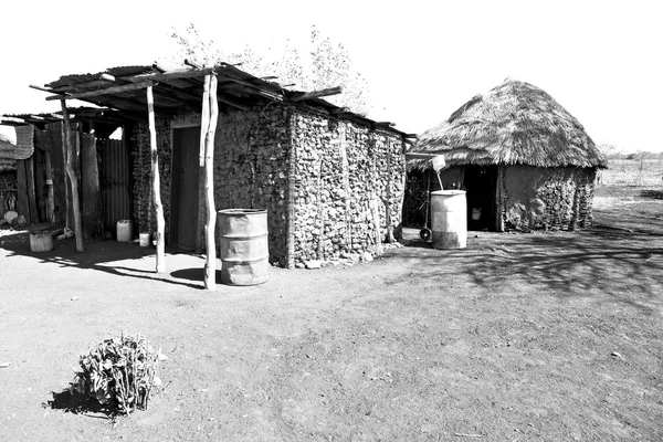 Nel villaggio di strada del Lesotho vicino al cortile — Foto Stock