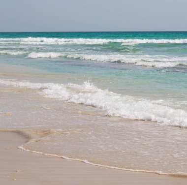 Umman Arapça deniz kumlu plaj  