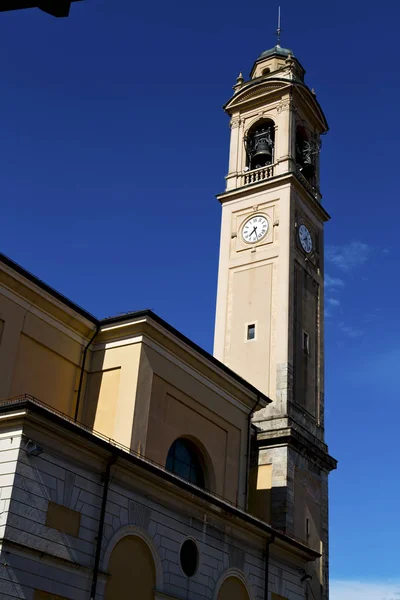 Carnago の古い教会の塔晴れた日を抽象化します。 — ストック写真