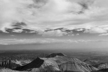 Umman eski dağ gorge ve kanyon derin bulutlu gökyüzü 
