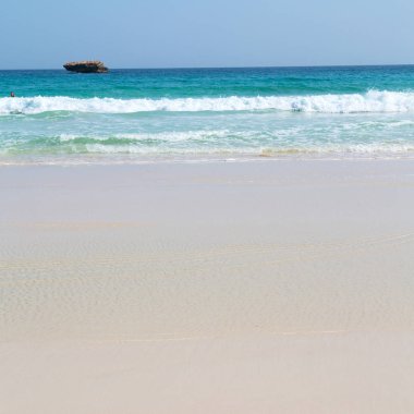 Umman Arapça deniz kumlu plaj gökyüzü ve dağ yakınlarındaki tepe