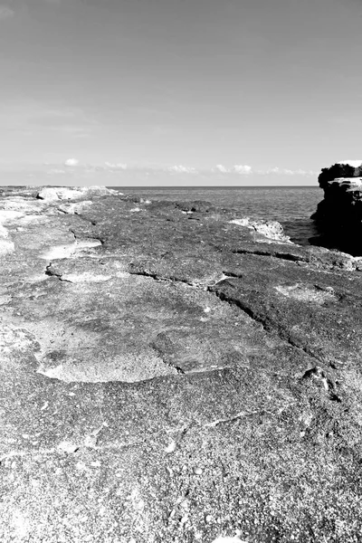 V Ománu pobřeží moře zálivu rock oceán a pláž odpočívat blízko nebe — Stock fotografie