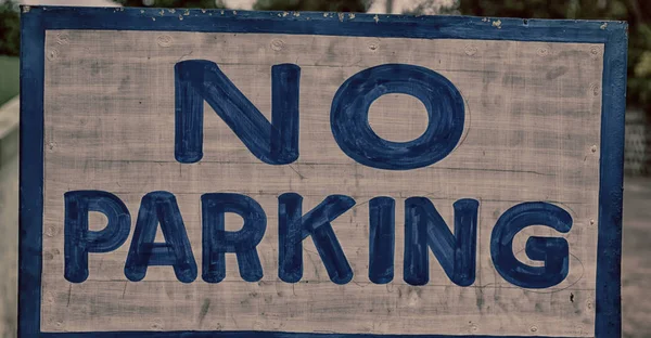 Stará špinavá popisek parkovacích signál — Stock fotografie