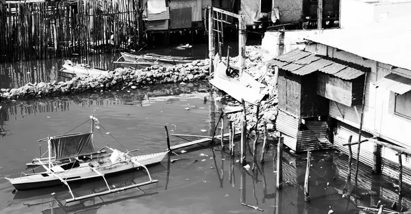 Dom w slumsach dla biednych ludzi — Zdjęcie stockowe
