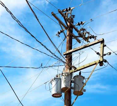 trafo ve tel bulutlu gökyüzü ile bir elektrik direği