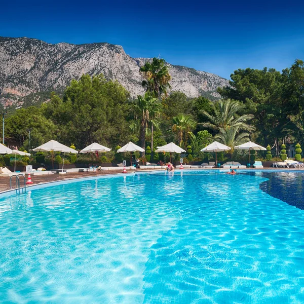 En Turquie piscine de villégiature vacances de luxe — Photo