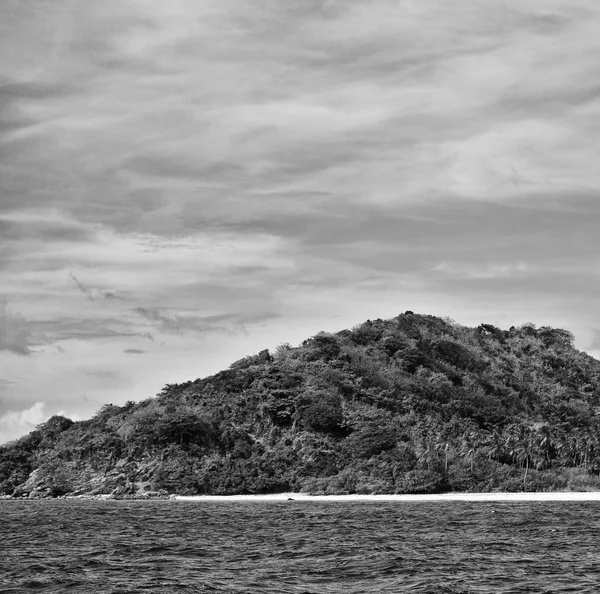 De um barco em belo panorama litoral mar e rocha — Fotografia de Stock