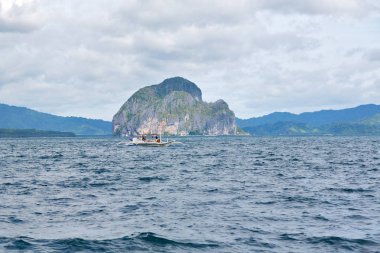  Tekne ve Pasifik Okyanusu görünümünden